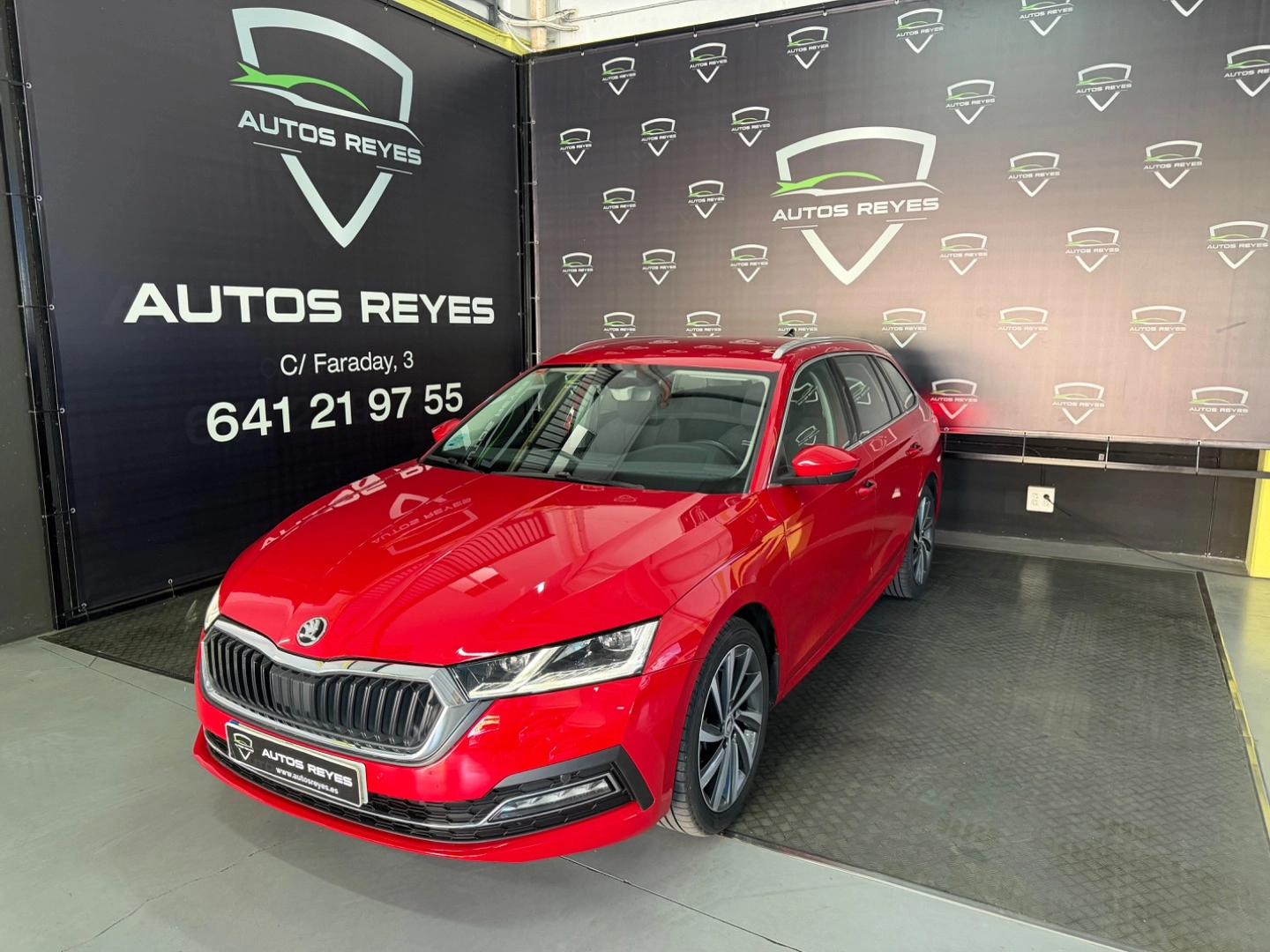 SKODA Octavia Combi 2.0 TDI 110kW150CV DSG Sport 2021 Diésel Rojo - Vista principal
