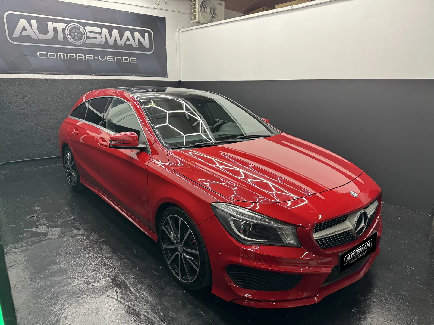 MERCEDES-BENZ Clase CLA  CLA 220 d AMG Line Shooting Brake 2015 Diésel Rojo - Interior