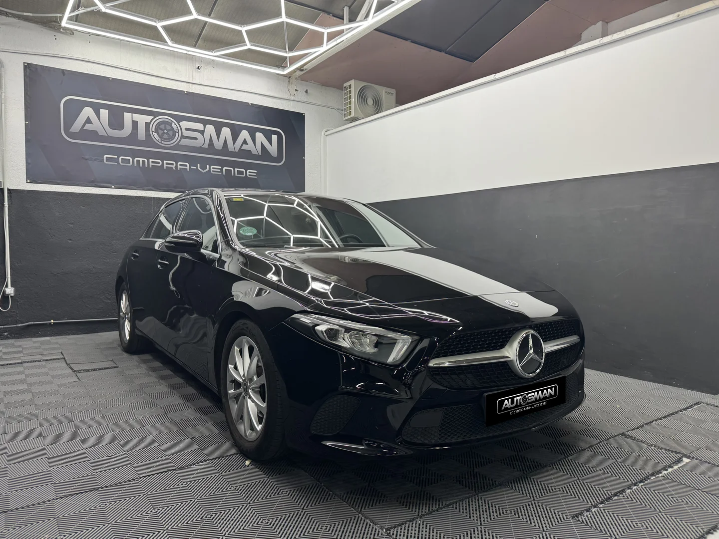 MERCEDES-BENZ Clase A 180 2020 Gasolina Negro - Interior