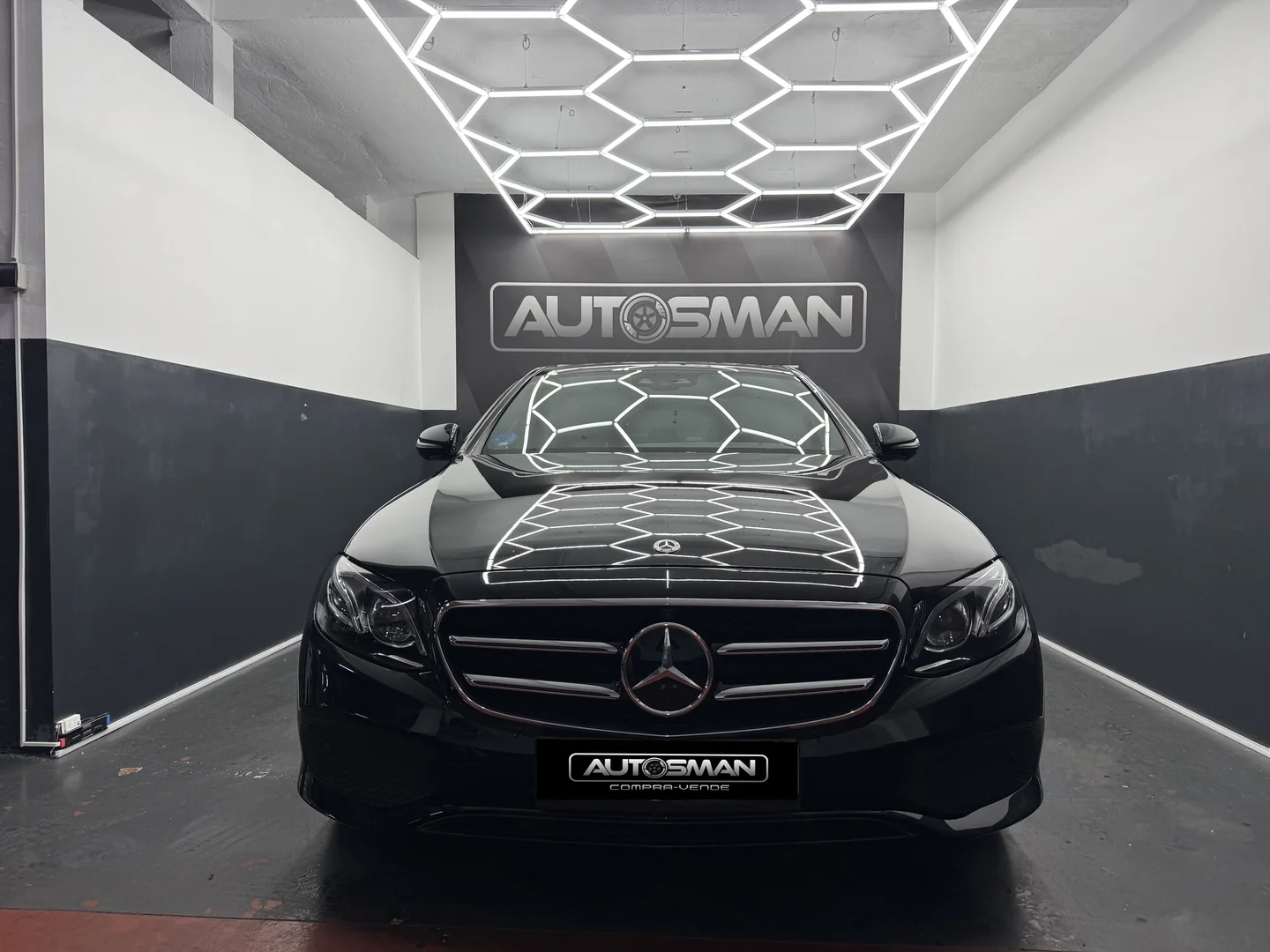 MERCEDES-BENZ CLASE E E300 de 2019 Híbrido Negro - Interior