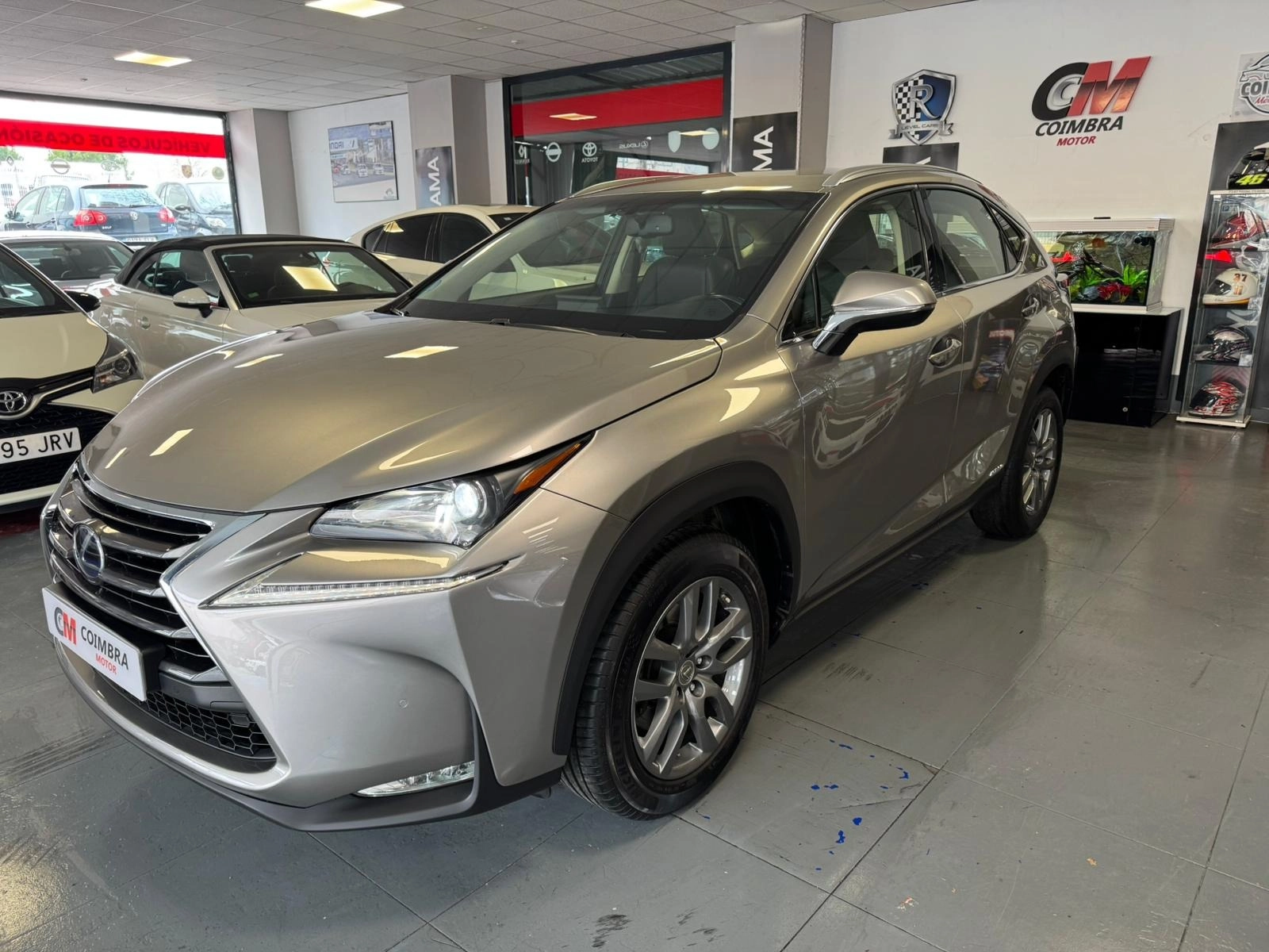 LEXUS NX 2.5 300h Corporate 2WD Navibox 2016 Híbrido Gris / Plata - Vista principal