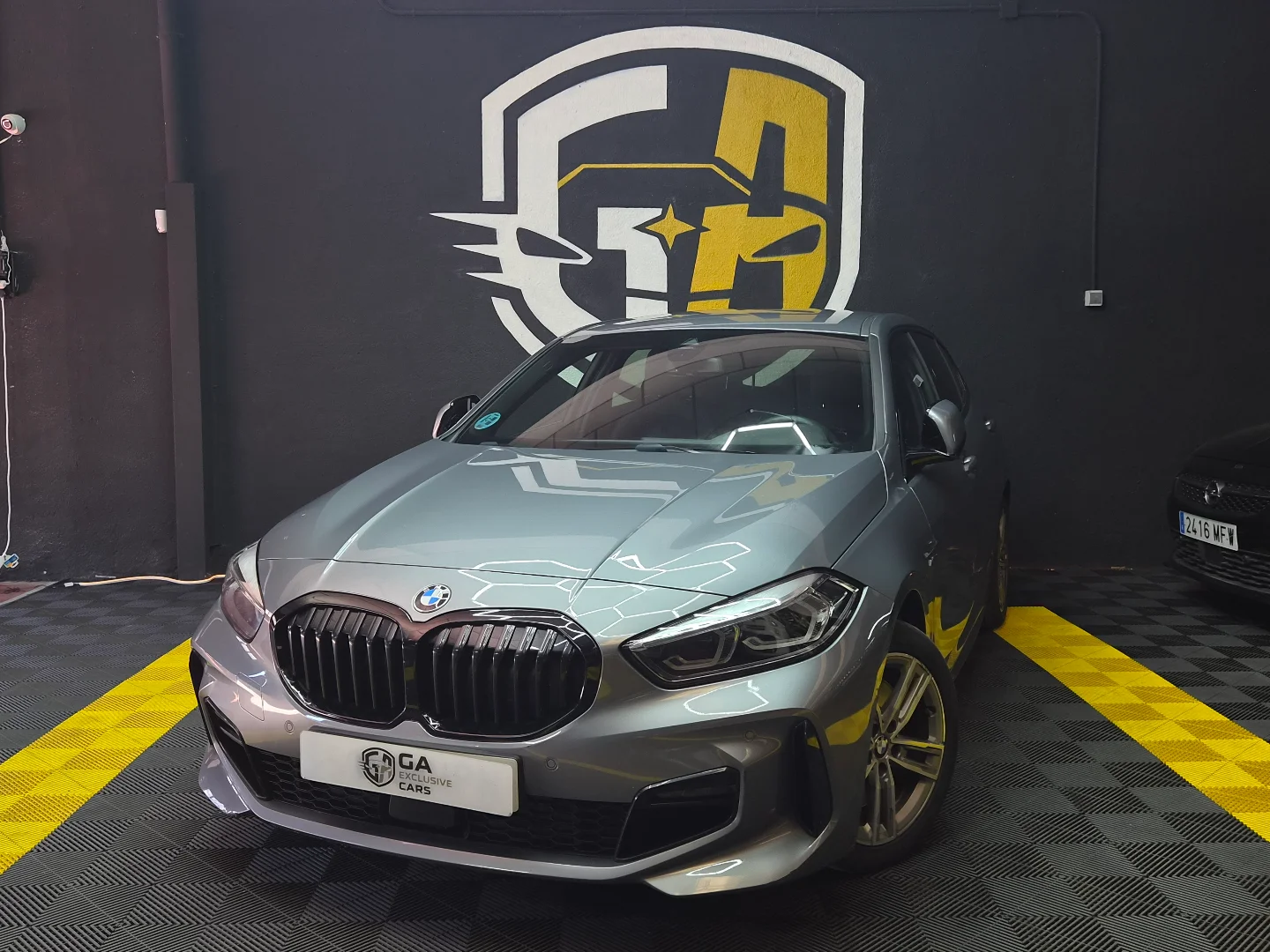 BMW Serie 1 120i 2024 Gasolina Gris / Plata - Vista principal