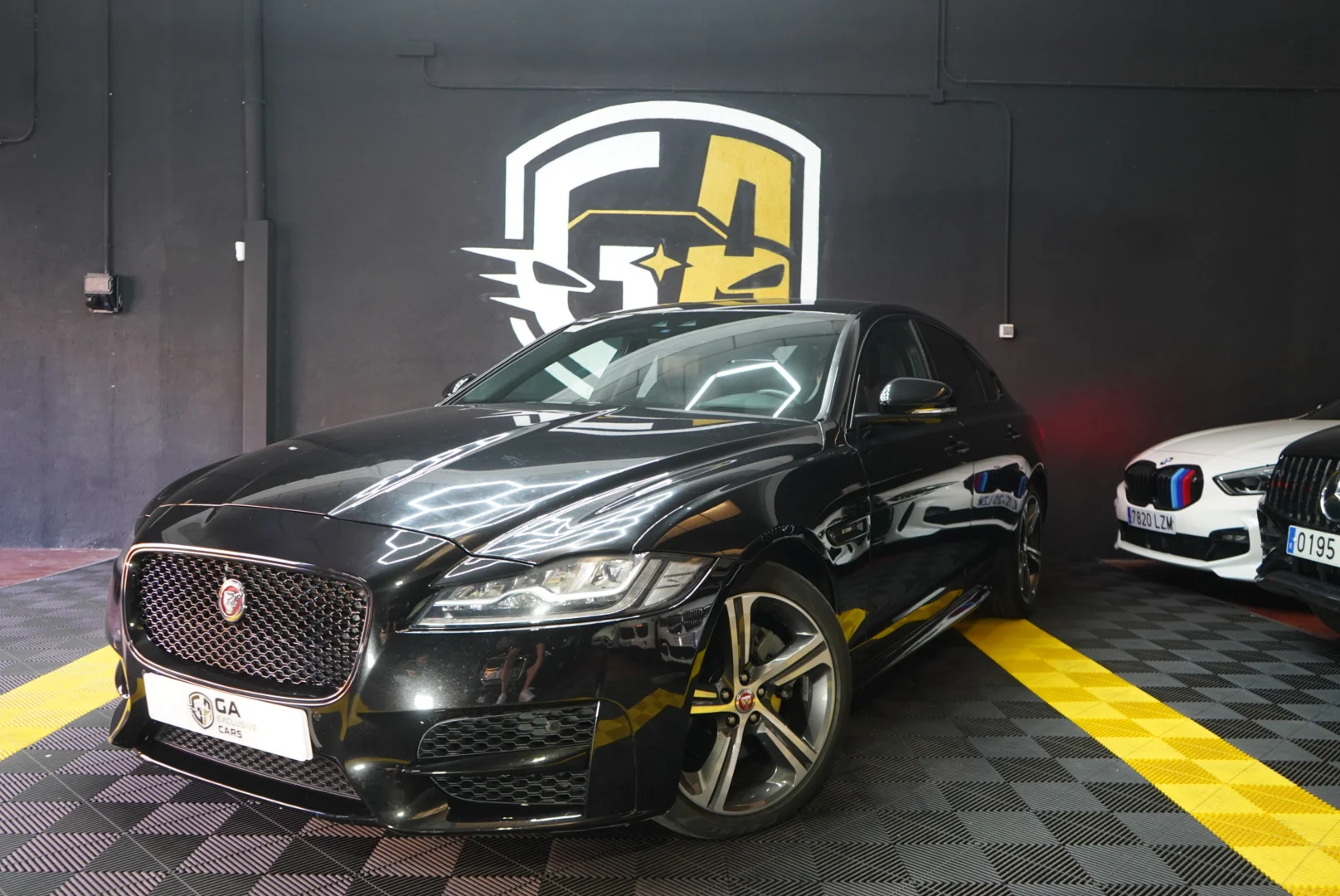 Jaguar XF 2.0D I4 132kW (180CV) R-Sport Auto 2021 Diésel Negro - Vista principal