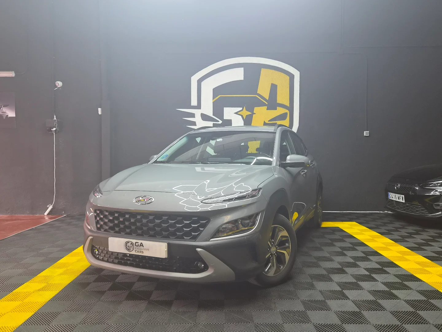 Hyundai Kona 1.6 GDI HEV Maxx DCT 2023 Híbrido Gris / Plata - Vista principal